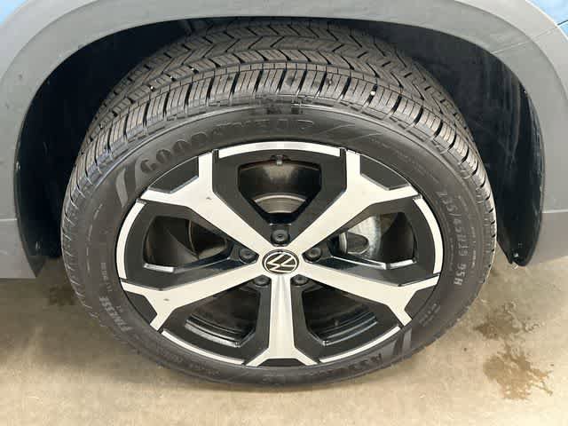Certified 2025 Volkswagen Taos SEL AWD/4WD image 5