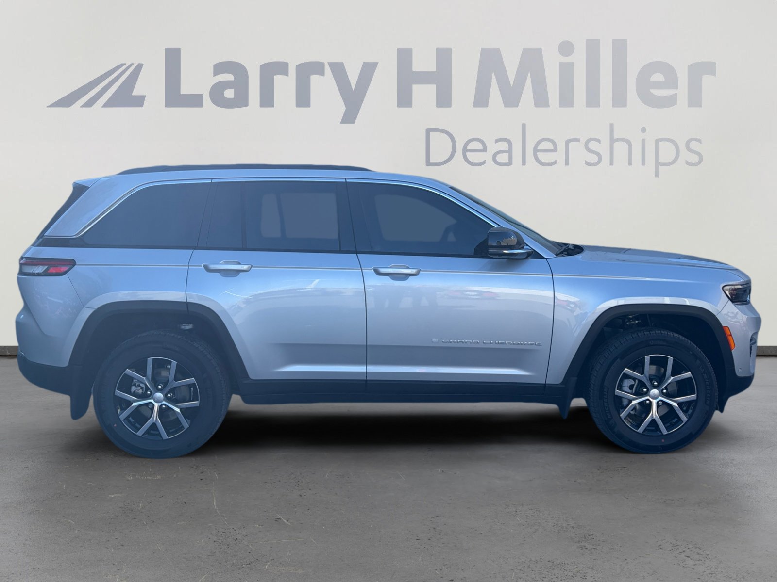 New 2025 Jeep Grand Cherokee Limited w/ Luxury Tech Group II image 6