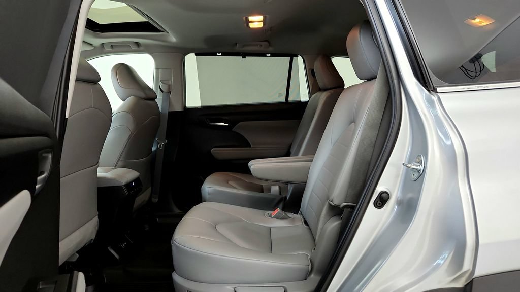 Certified 2025 Toyota Highlander XLE AWD/4WD image 15