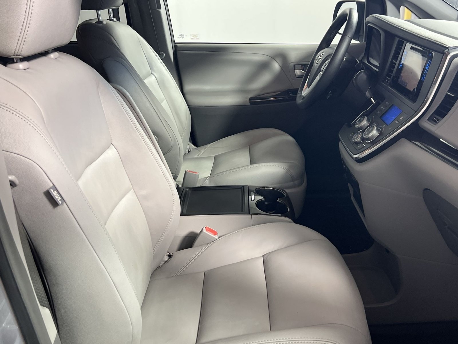 Used 2017 Toyota Sienna XLE w/ XLE Navigation Package FWD image 29
