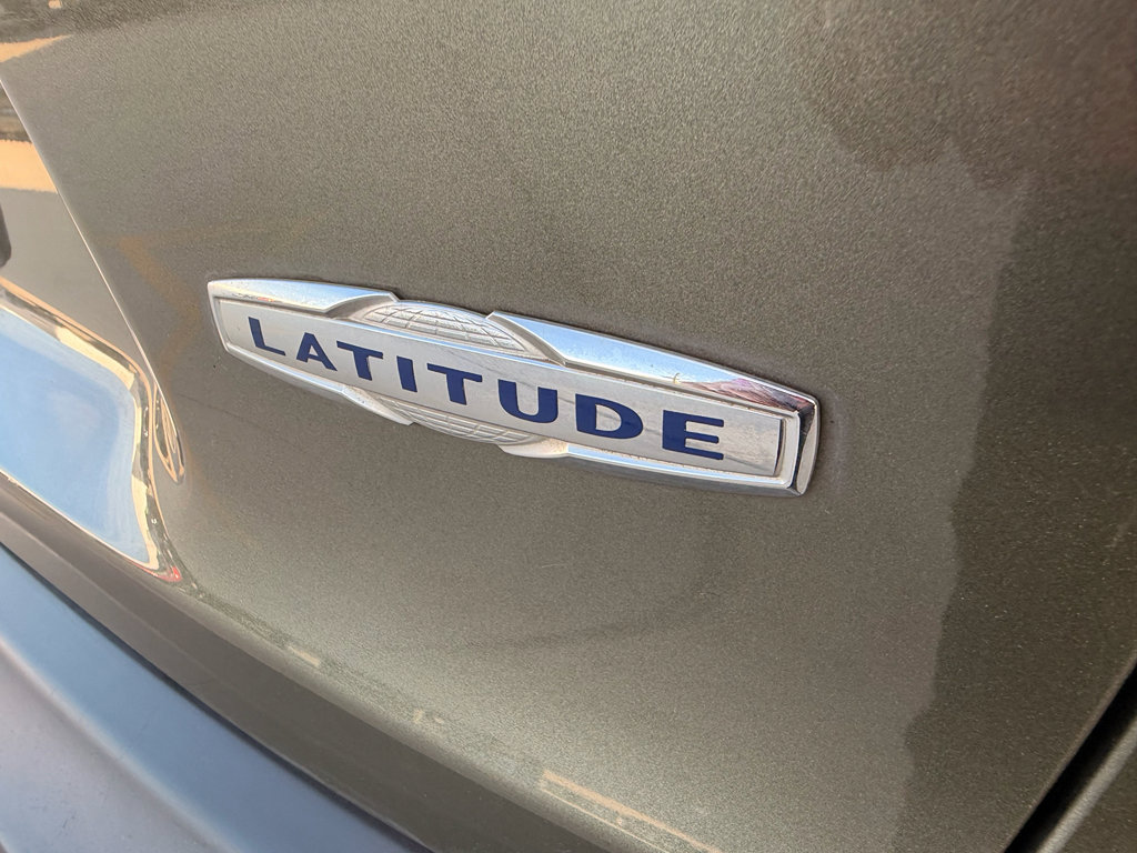 Used 2019 Jeep Cherokee Latitude w/ Popular Appearance Group image 10