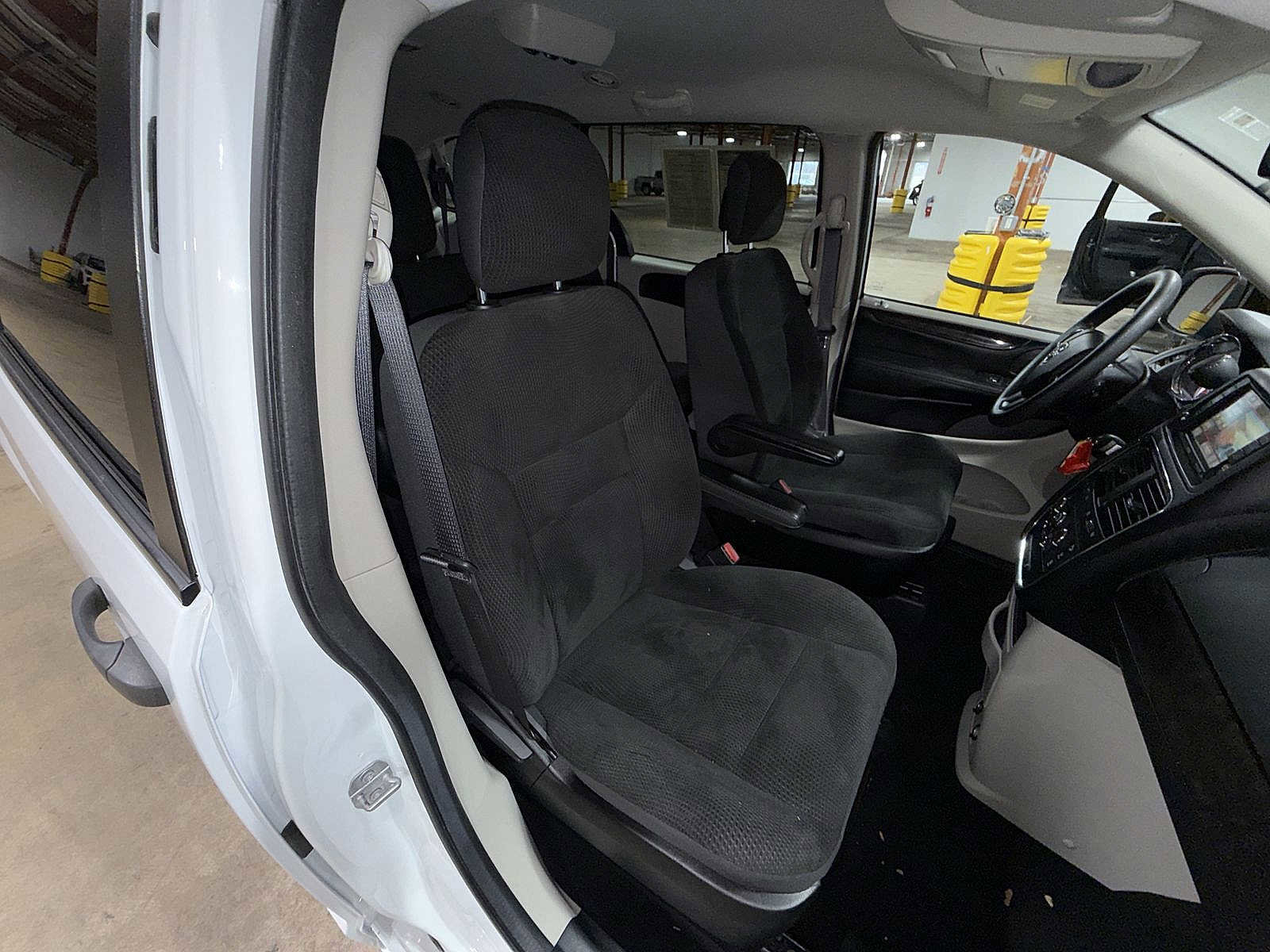 Used 2019 Dodge Grand Caravan SE w/ UConnect Hands-Free Group image 16