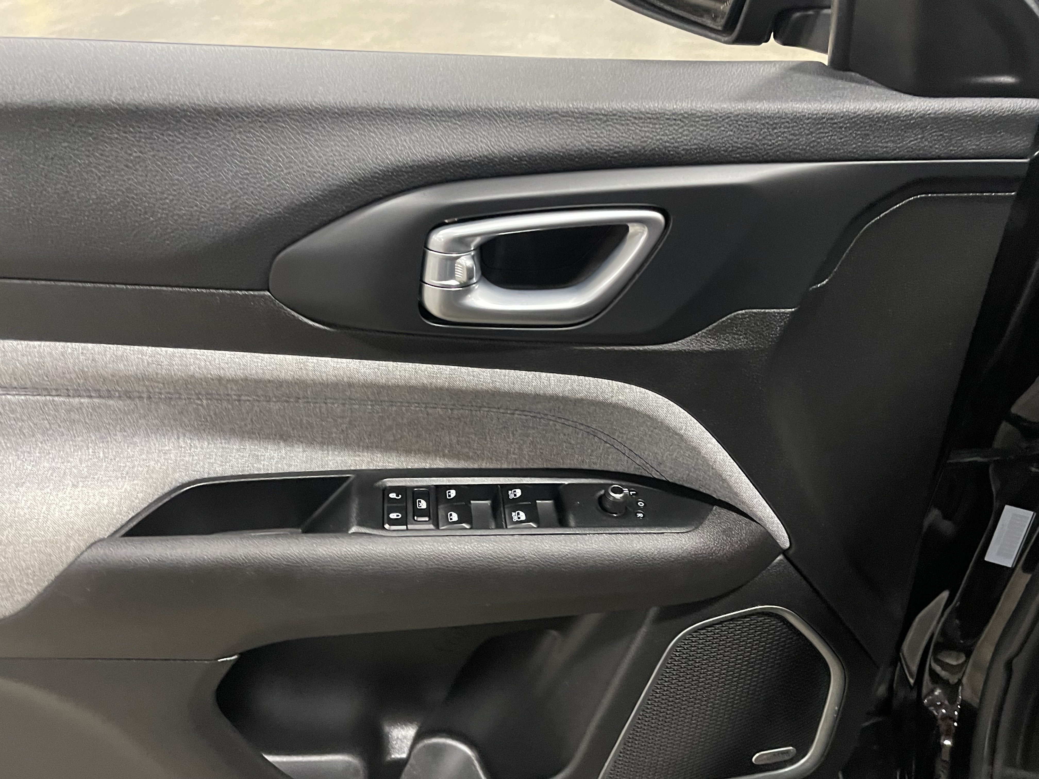 Certified 2025 Jeep Compass Latitude w/ Sun & Sound Group AWD/4WD image 18