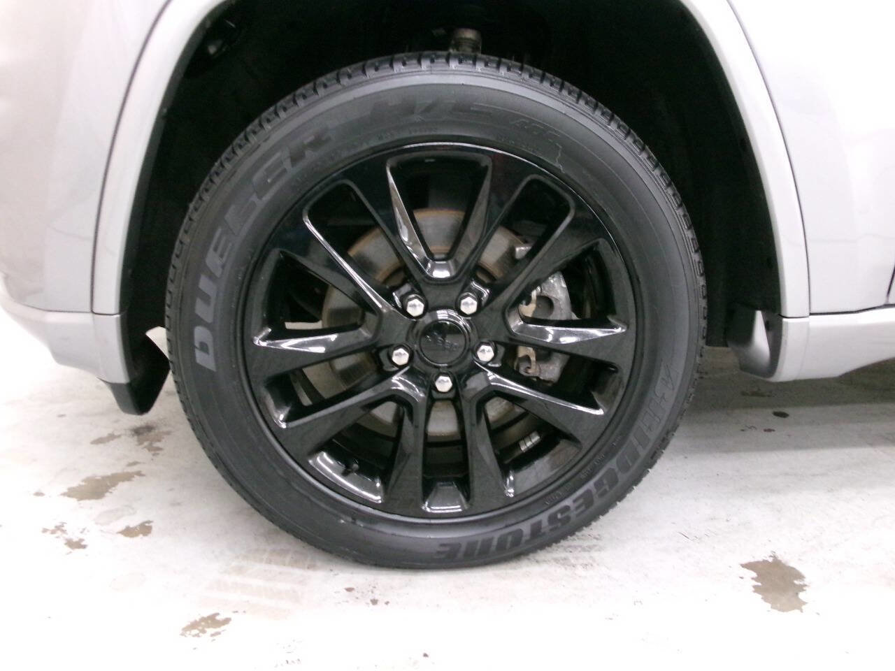 Used 2021 Jeep Grand Cherokee Laredo X image 2