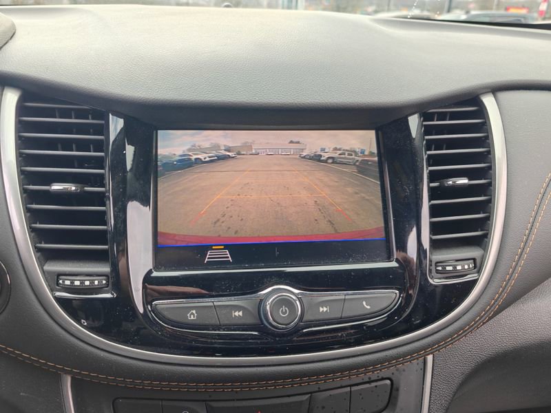 Used 2022 Chevrolet Trax LT w/ LT Convenience Package image 17