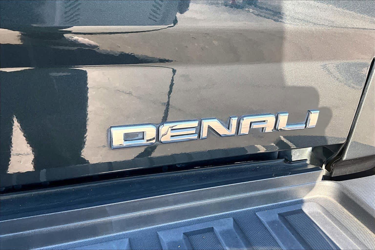 Used 2017 GMC Sierra 2500 Denali w/ Duramax Plus Package AWD/4WD image 10