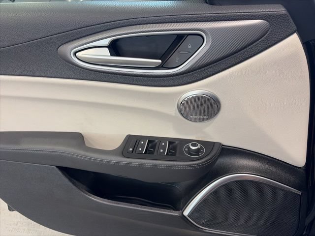 Used 2018 Alfa Romeo Giulia Ti AWD/4WD image 16