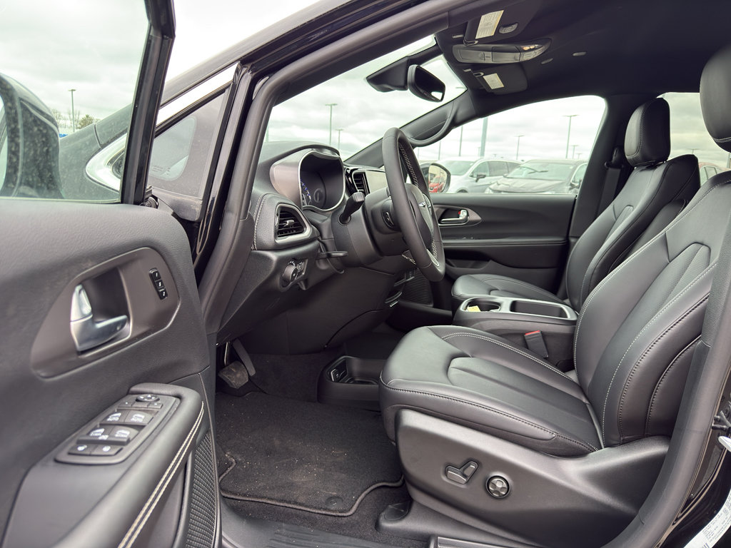 New 2026 Chrysler Pacifica Select FWD image 9