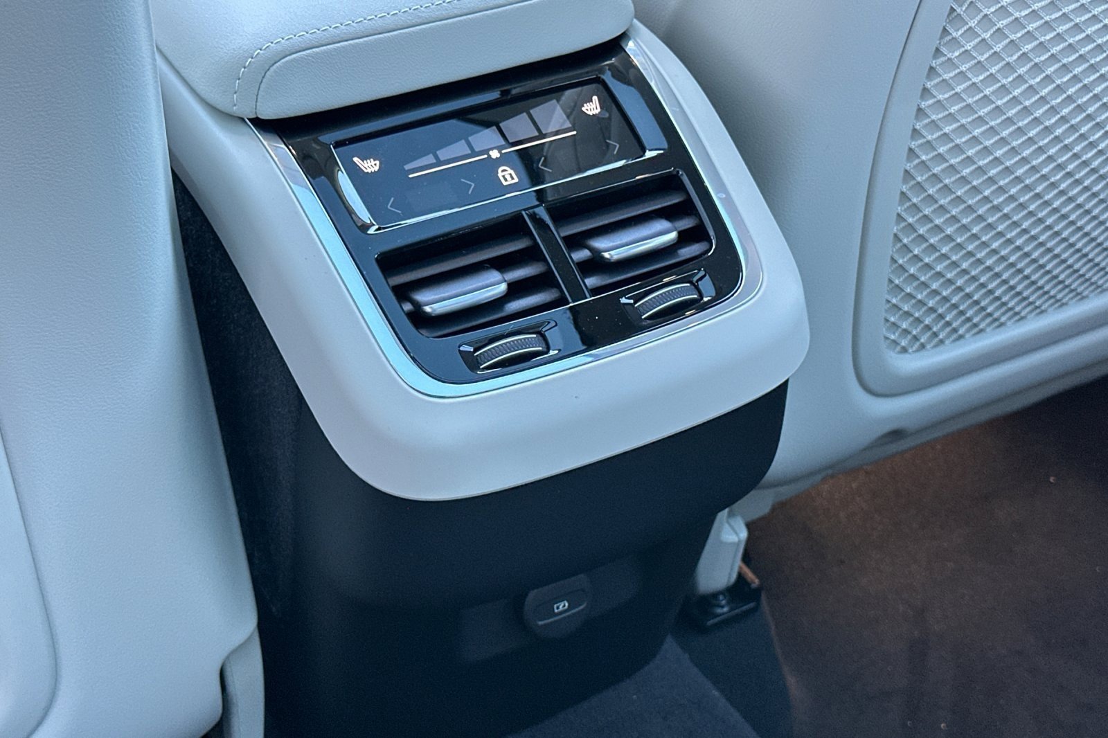 New 2026 Volvo XC60 B5 Ultra w/ Protection Package Premier image 13