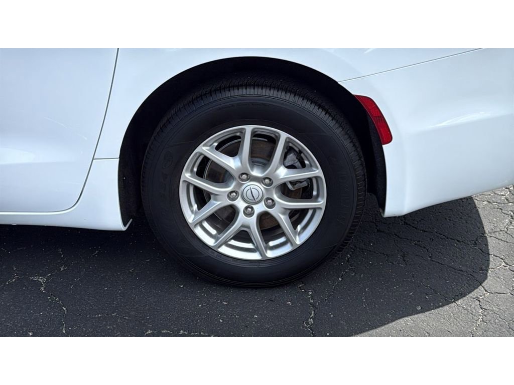Used 2025 Chrysler Pacifica Select FWD image 12