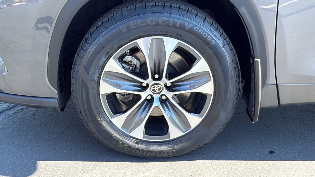 Certified 2023 Toyota Highlander XLE AWD/4WD image 9