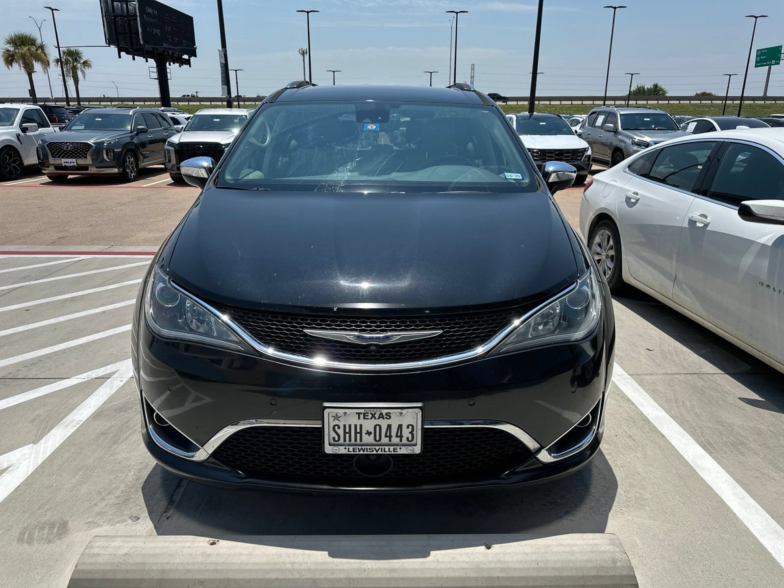 Used 2019 Chrysler Pacifica Limited w/ Advanced Safetytec Group FWD image 3