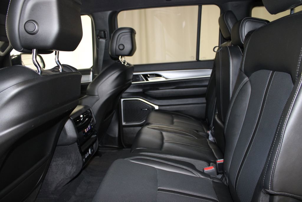 Used 2025 Jeep Wagoneer L Series II w/ 8-pass Seating Package image 22