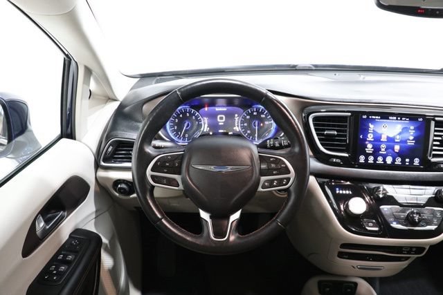 Used 2017 Chrysler Pacifica Touring-L Plus w/ Advanced Safetytec Group FWD image 7