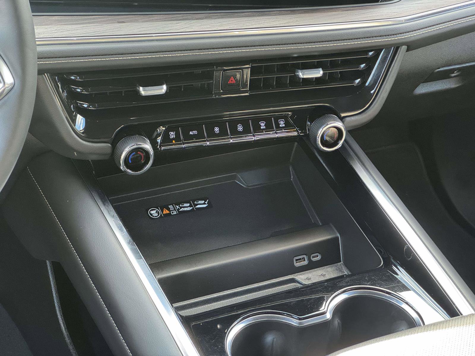 Certified 2025 Chevrolet Suburban Premier image 4