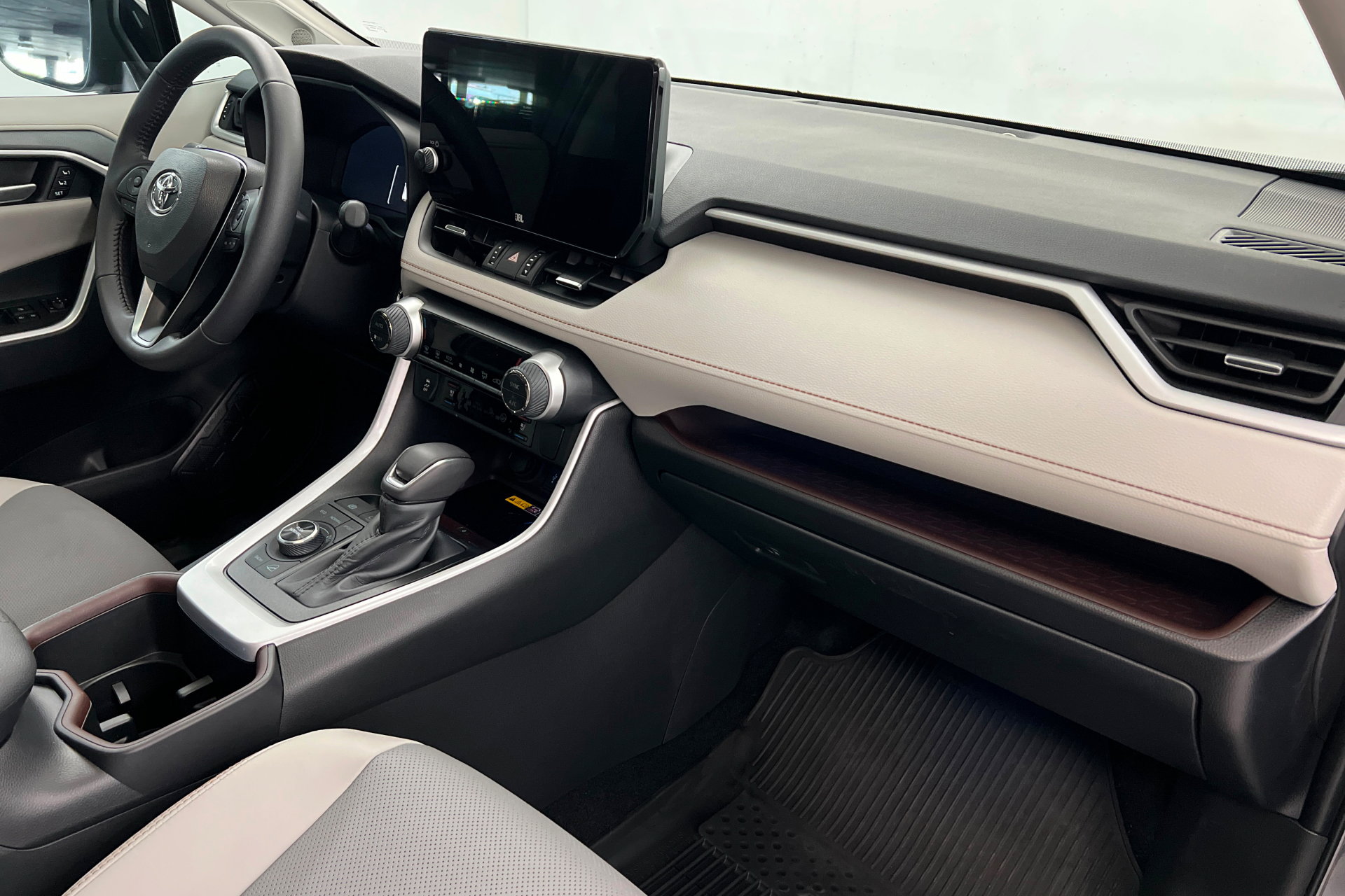 Used 2025 Toyota RAV4 Limited w/ Advanced Technology Package image 25