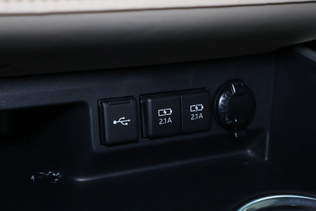 Used 2021 Toyota Highlander XLE AWD/4WD image 32