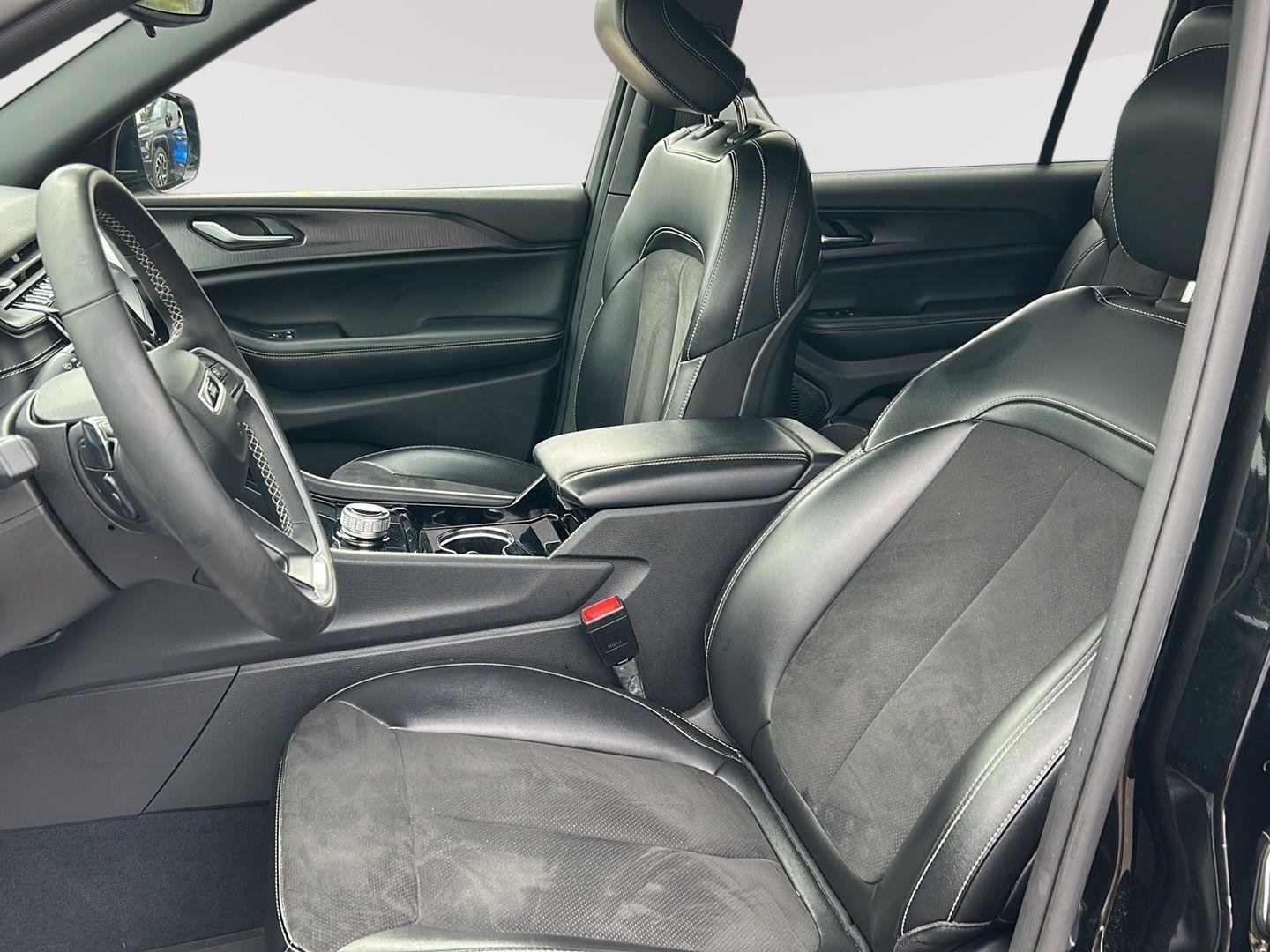 Used 2023 Jeep Grand Cherokee L Laredo image 9