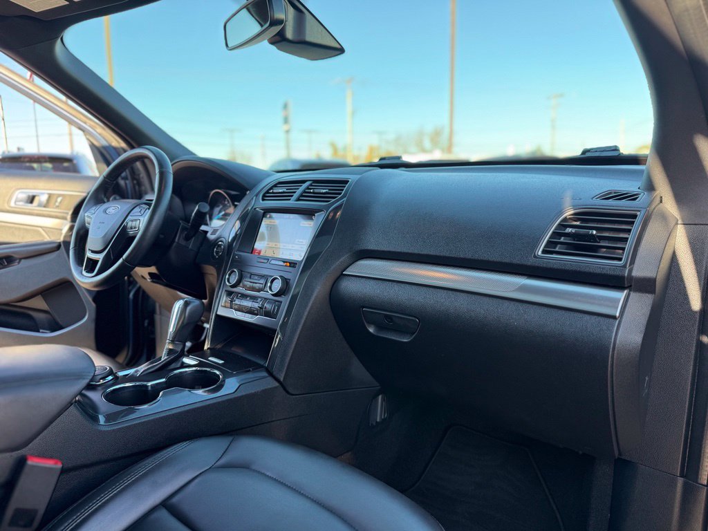 Used 2019 Ford Explorer XLT w/ Equipment Group 202A AWD/4WD image 17