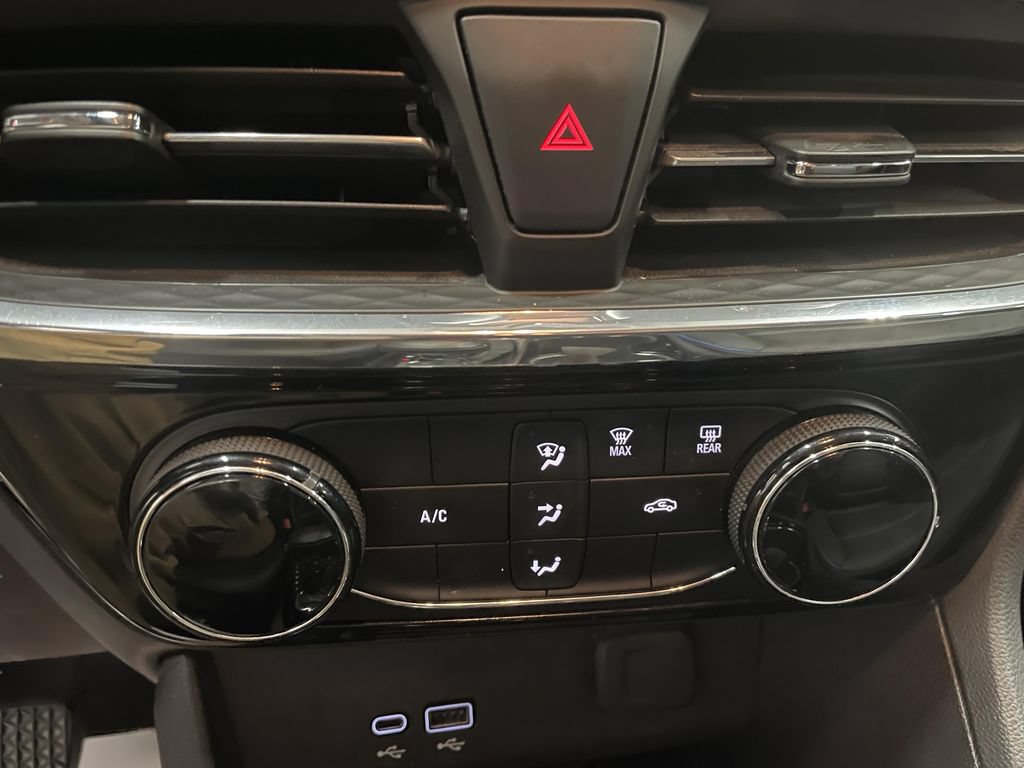 Used 2025 Buick Encore GX Sport Touring AWD/4WD image 13