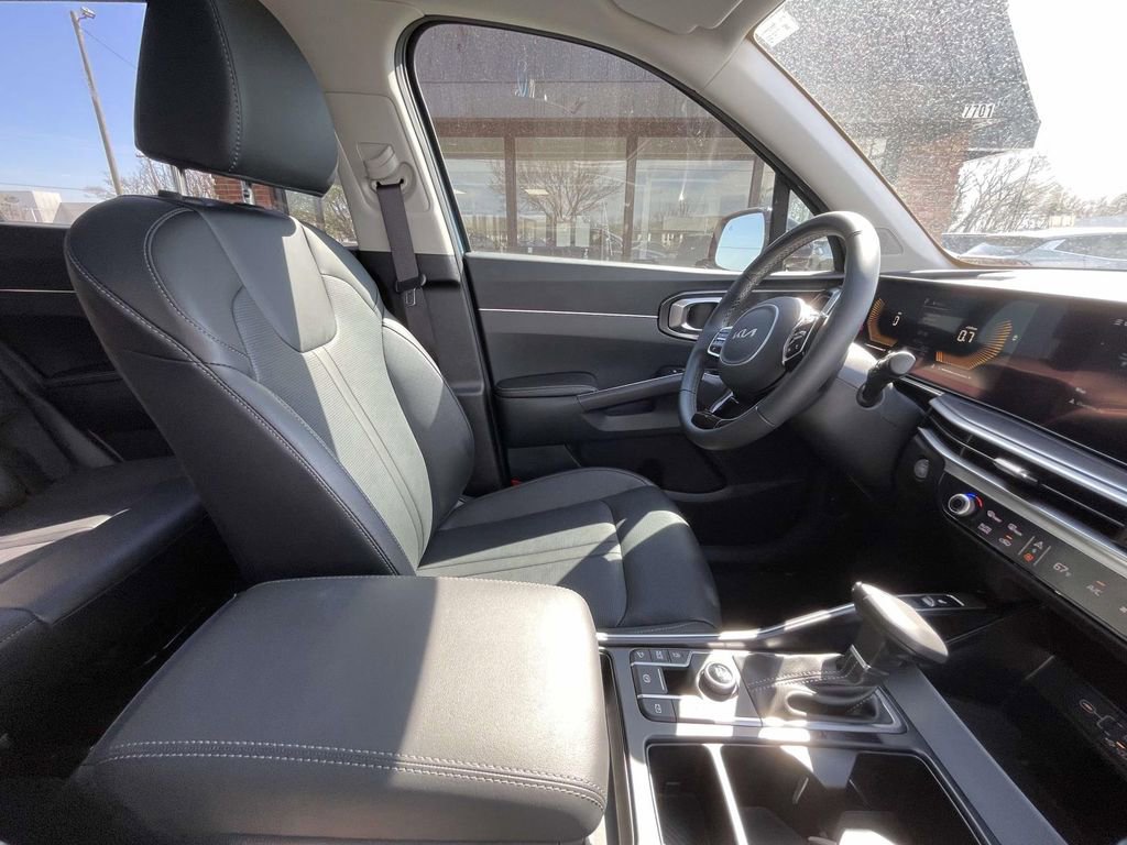 Certified 2025 Kia Sorento S w/ Panoramic Sunroof Package image 16