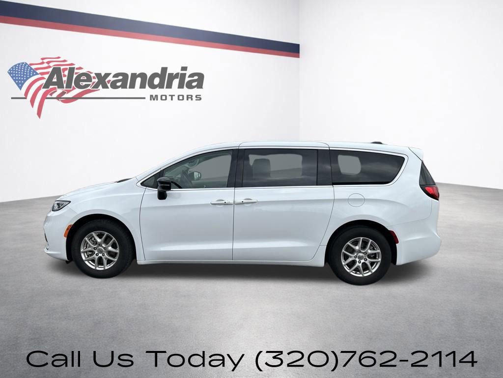 Used 2024 Chrysler Pacifica Touring-L FWD image 10
