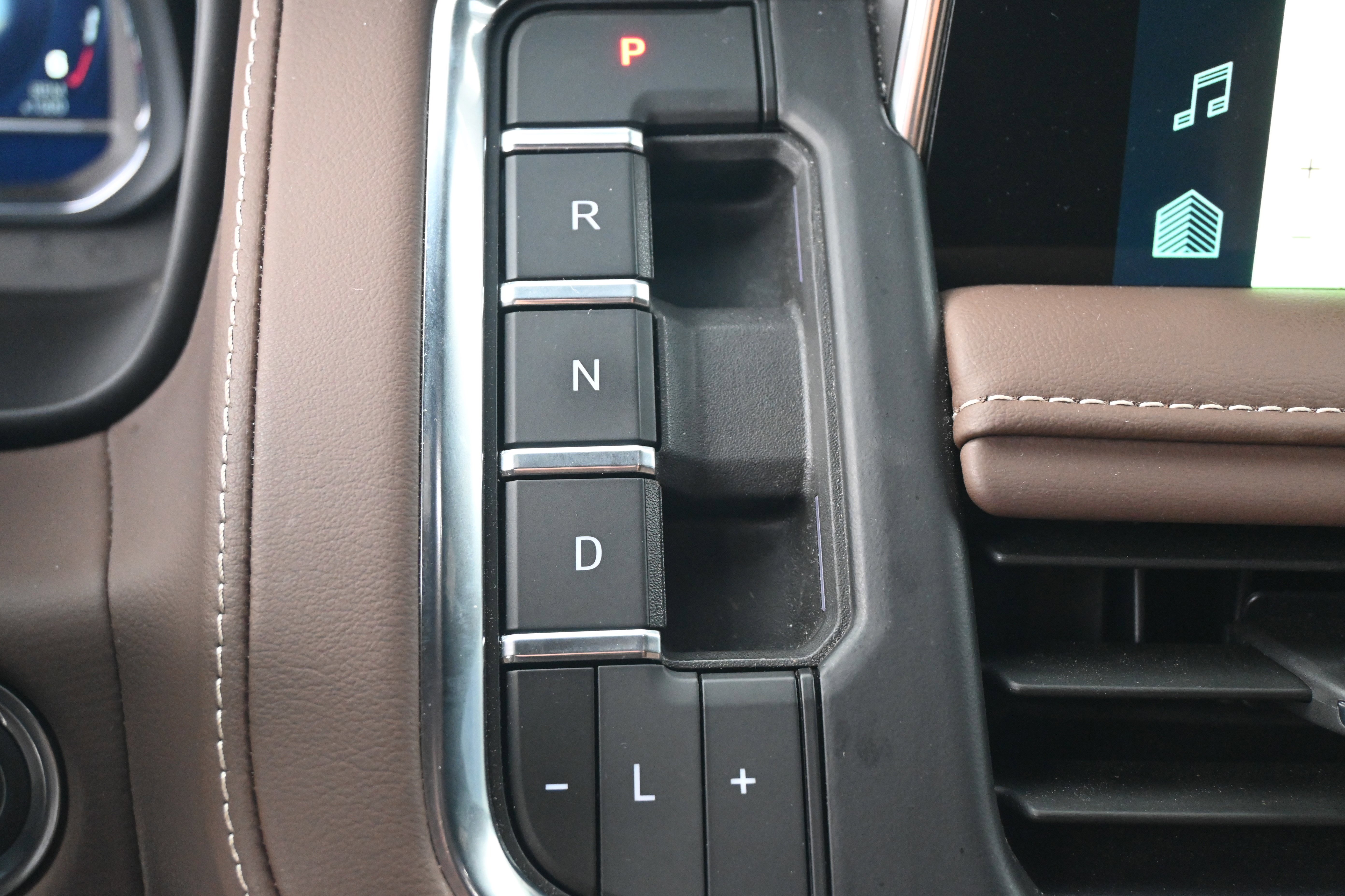 Used 2024 Chevrolet Suburban High Country image 28