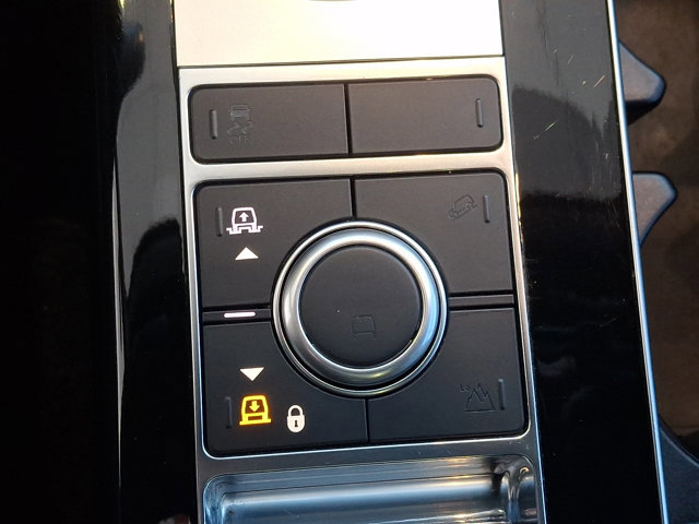 Used 2020 Land Rover Range Rover HSE image 24