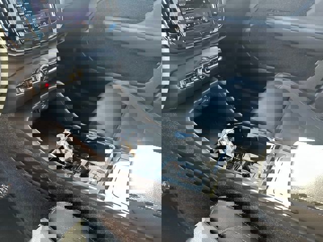 Used 2024 Volvo XC40 B5 Plus image 11