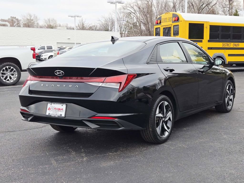 Used 2023 Hyundai Elantra SEL w/ Convenience Package image 3