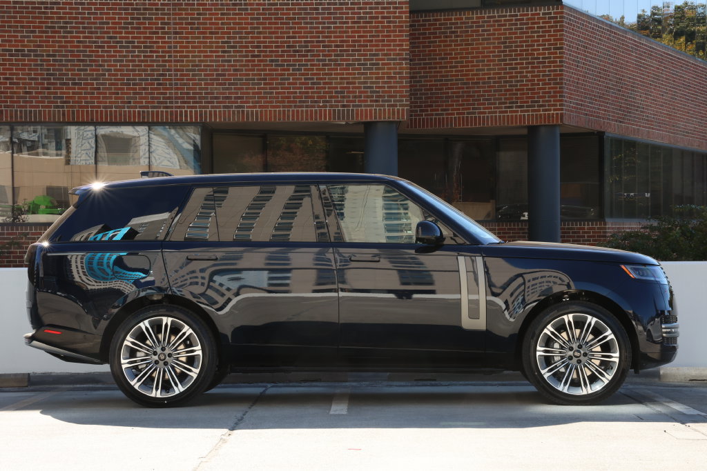 New 2027 Land Rover Range Rover Long Wheelbase SE AWD/4WD image 4