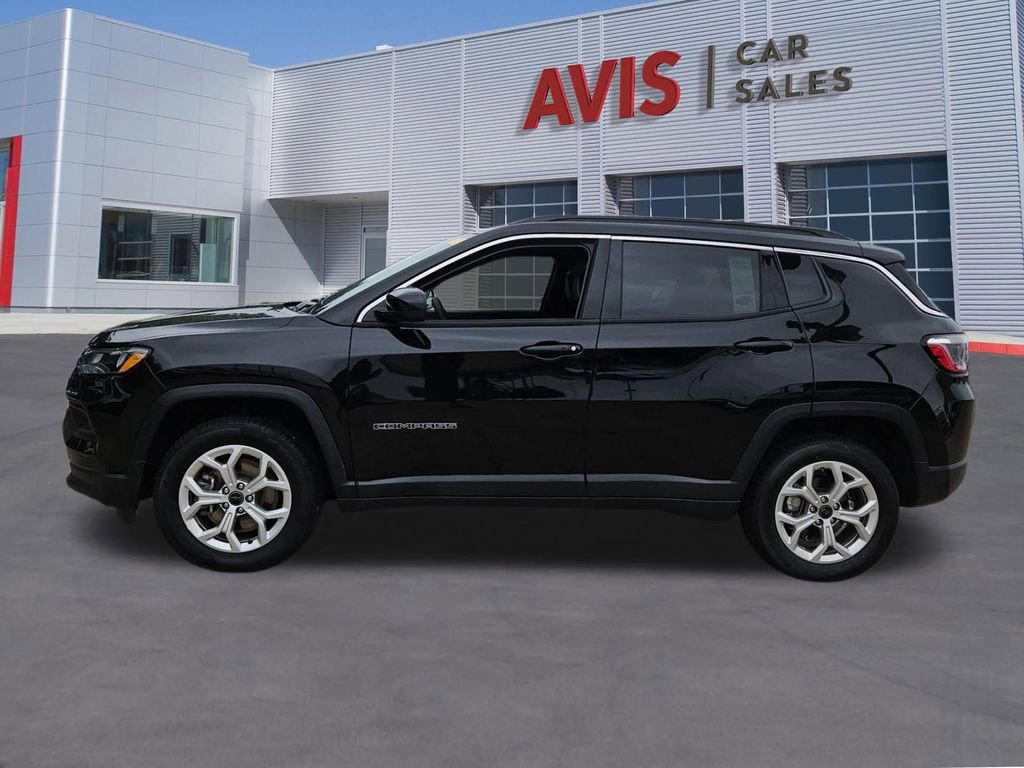 Used 2025 Jeep Compass Latitude w/ Sun & Sound Group AWD/4WD image 2
