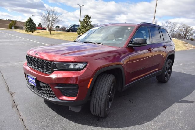 Used 2024 Jeep Grand Cherokee Altitude AWD/4WD image 10
