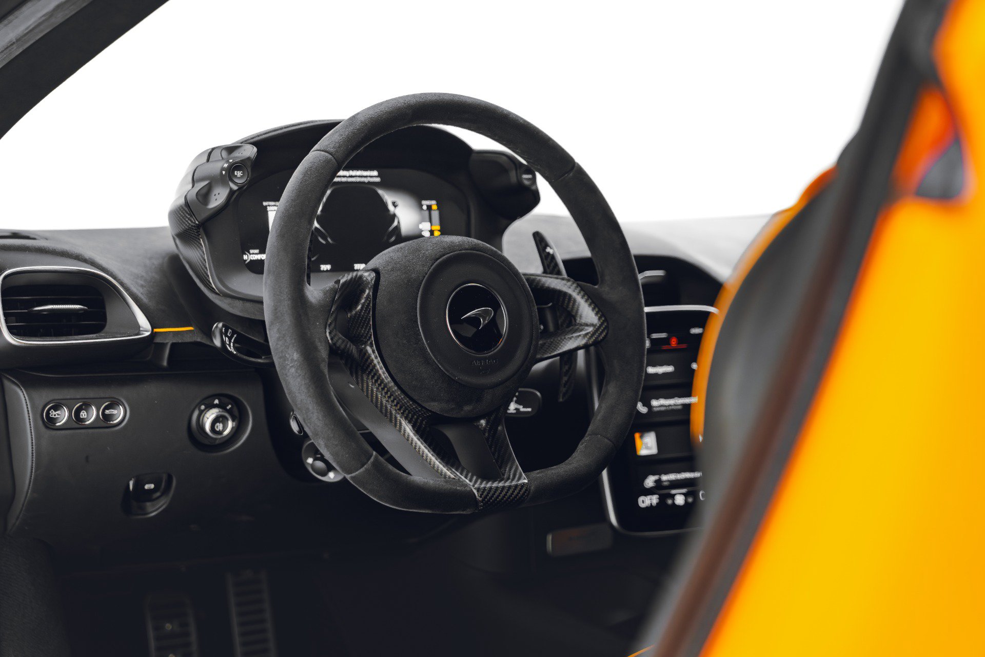 Used 2023 McLaren Artura RWD image 40