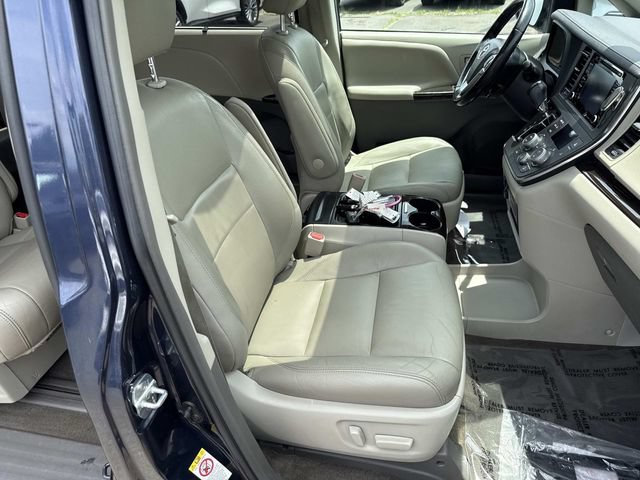 Used 2019 Toyota Sienna XLE w/ XLE Navigation Package FWD image 9