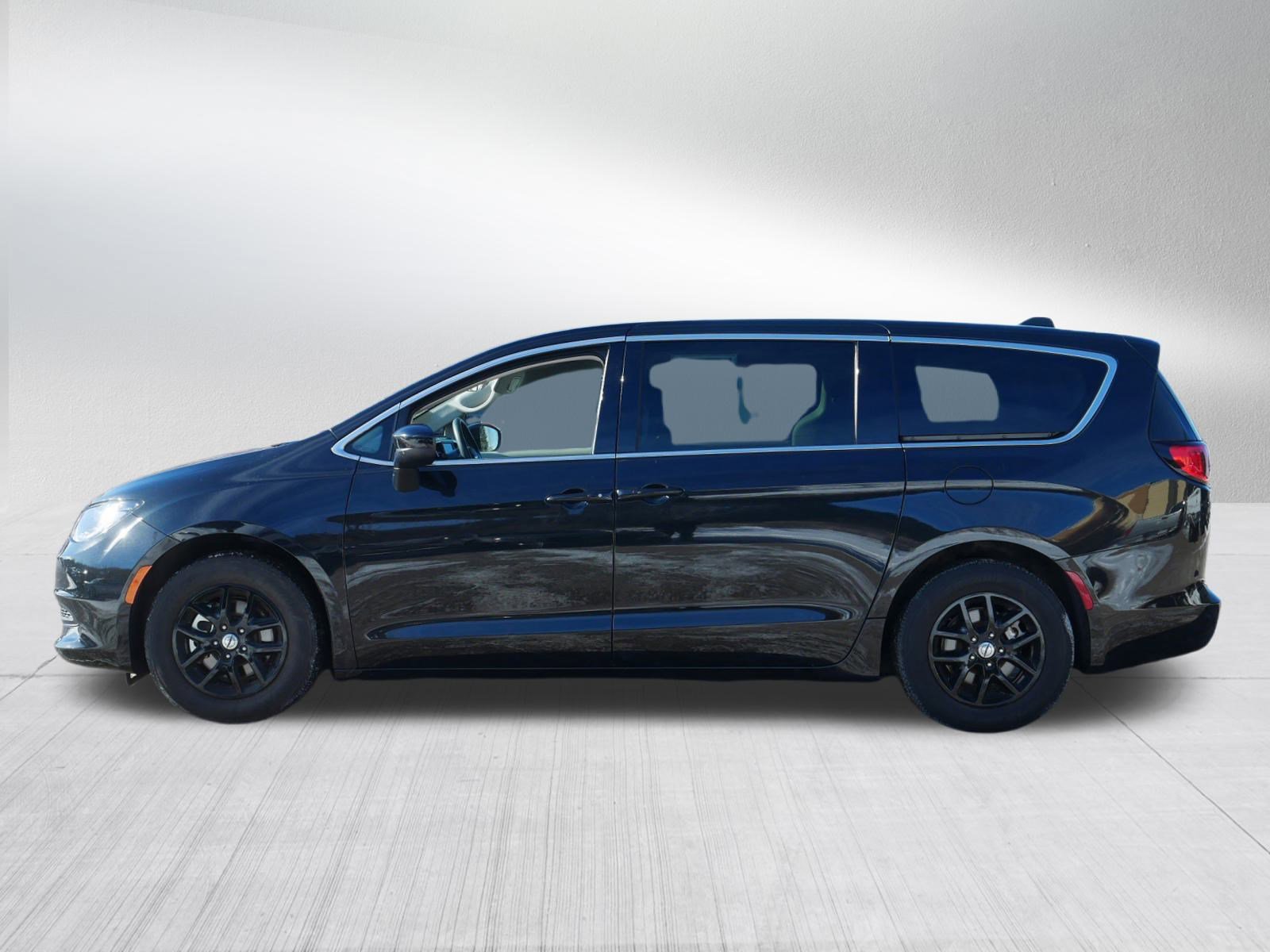Used 2022 Chrysler Voyager LX image 4