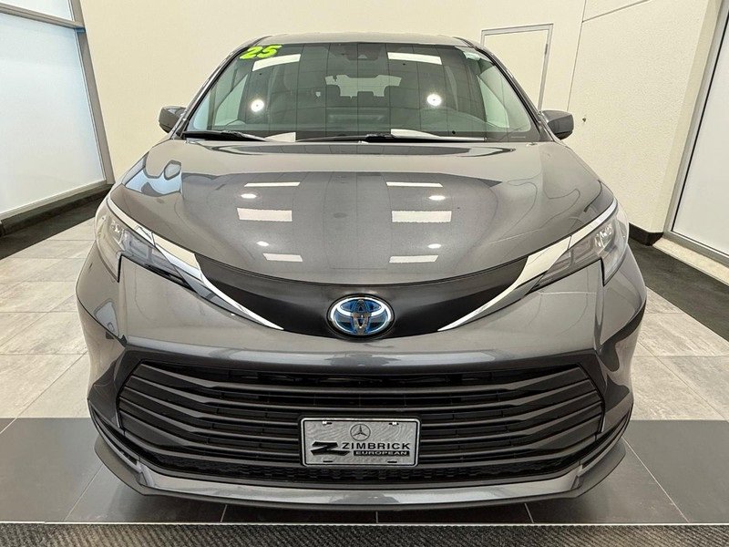 Used 2025 Toyota Sienna LE image 7