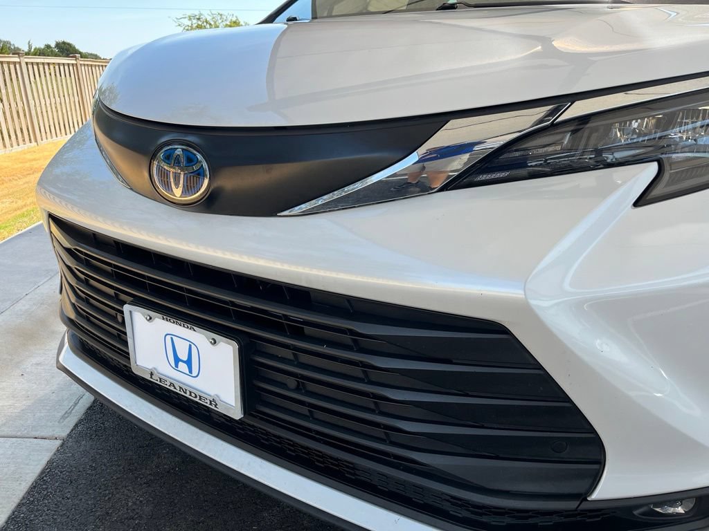 Used 2025 Toyota Sienna XLE FWD image 15
