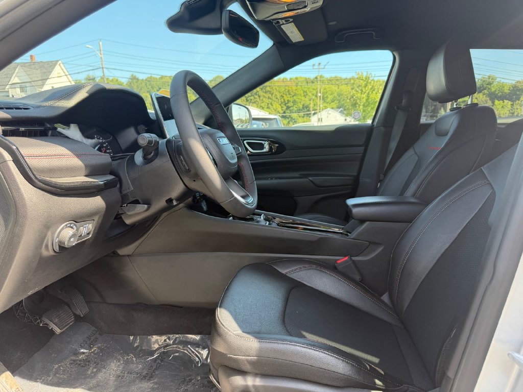 Used 2025 Jeep Compass Trailhawk AWD/4WD image 9
