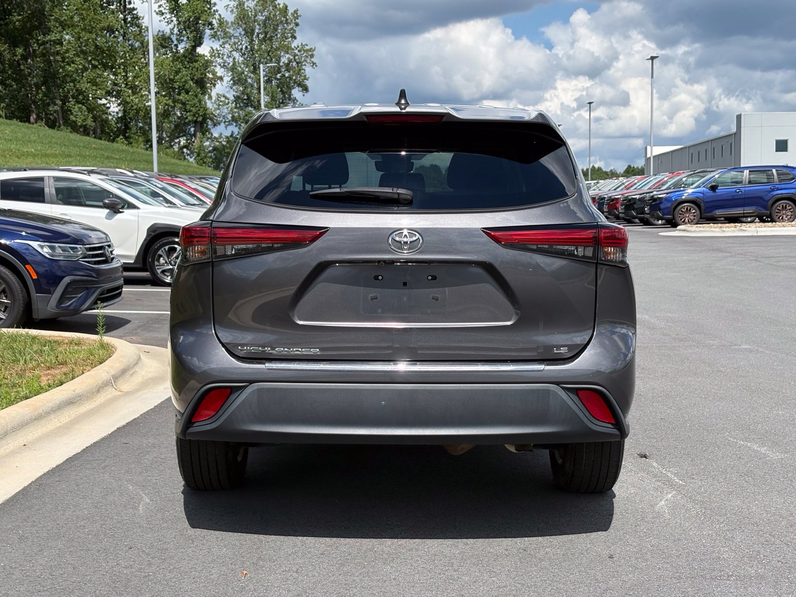 Used 2022 Toyota Highlander LE FWD image 10