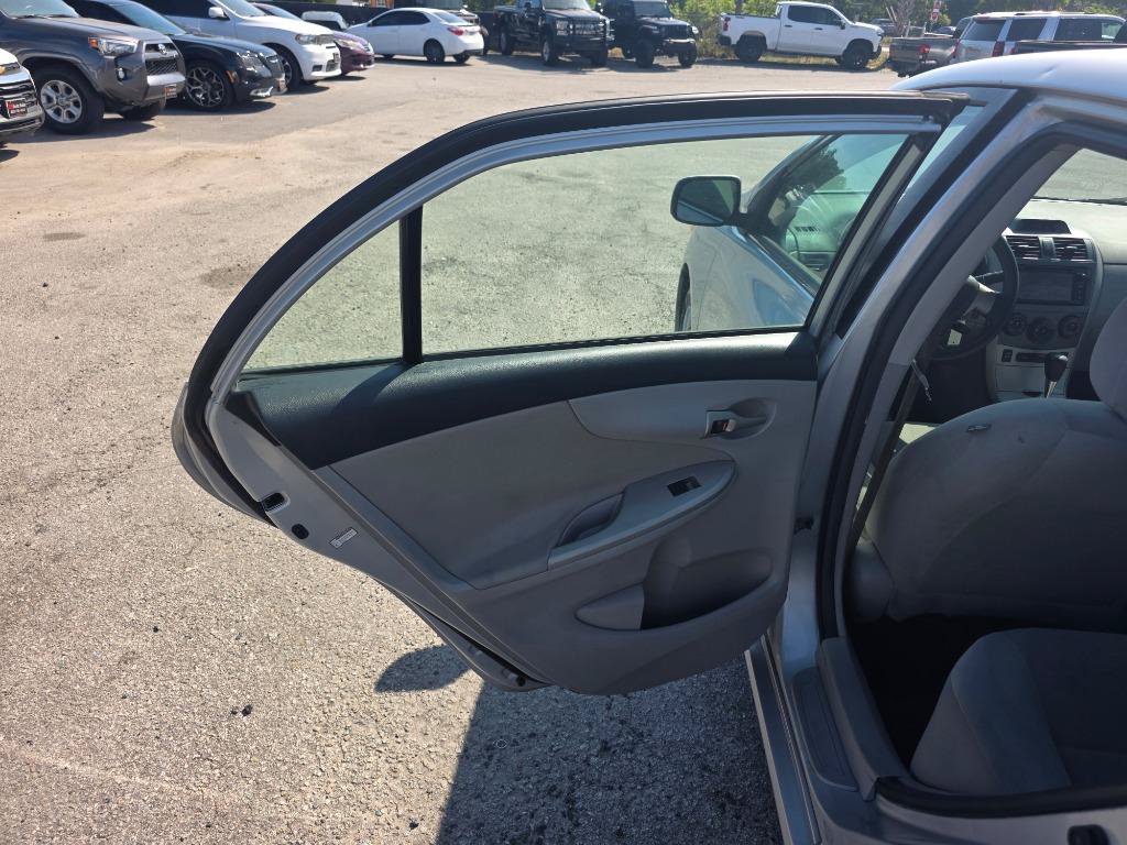 Used 2013 Toyota Corolla LE FWD image 8