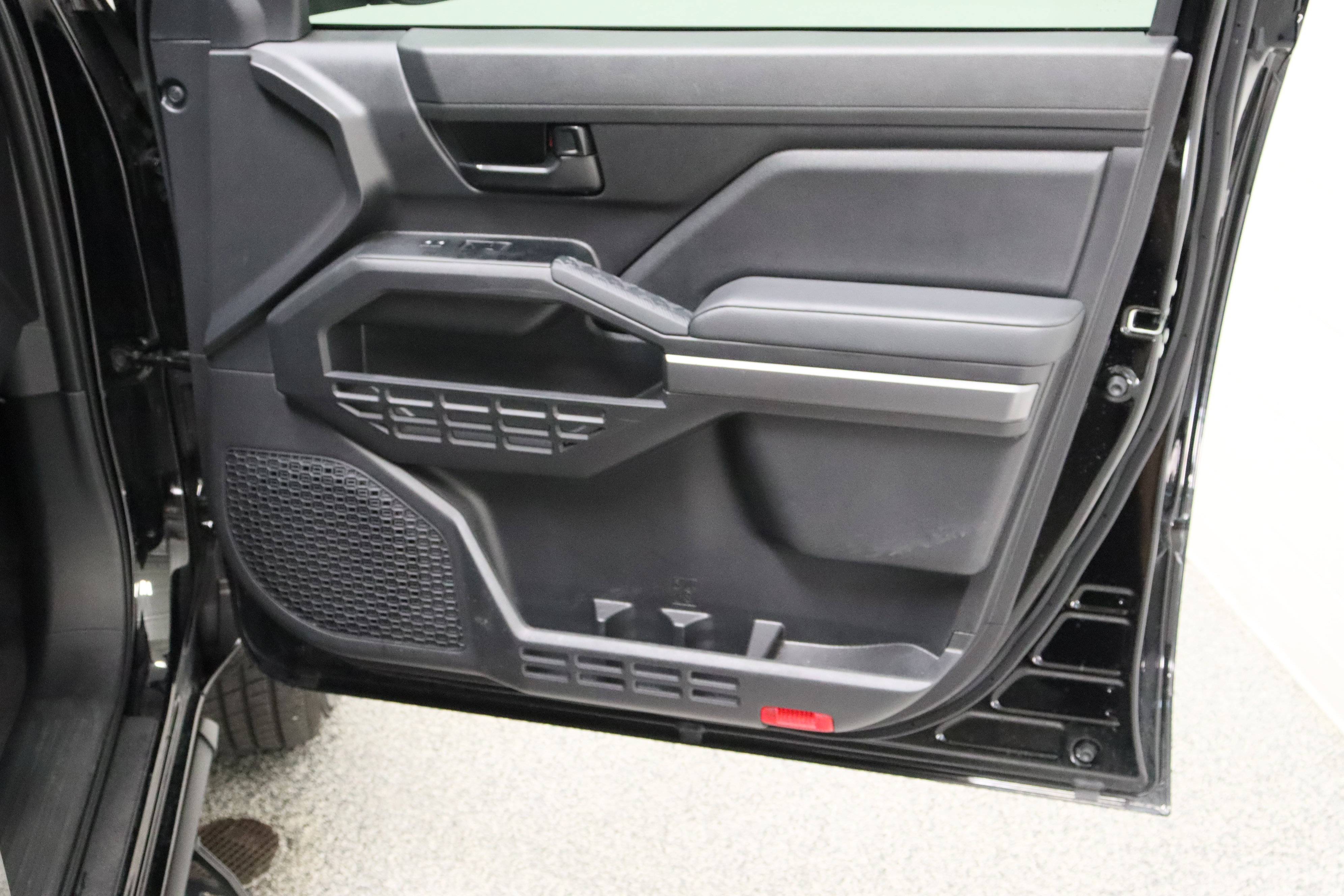 Used 2025 Toyota Tacoma SR5 AWD/4WD image 34