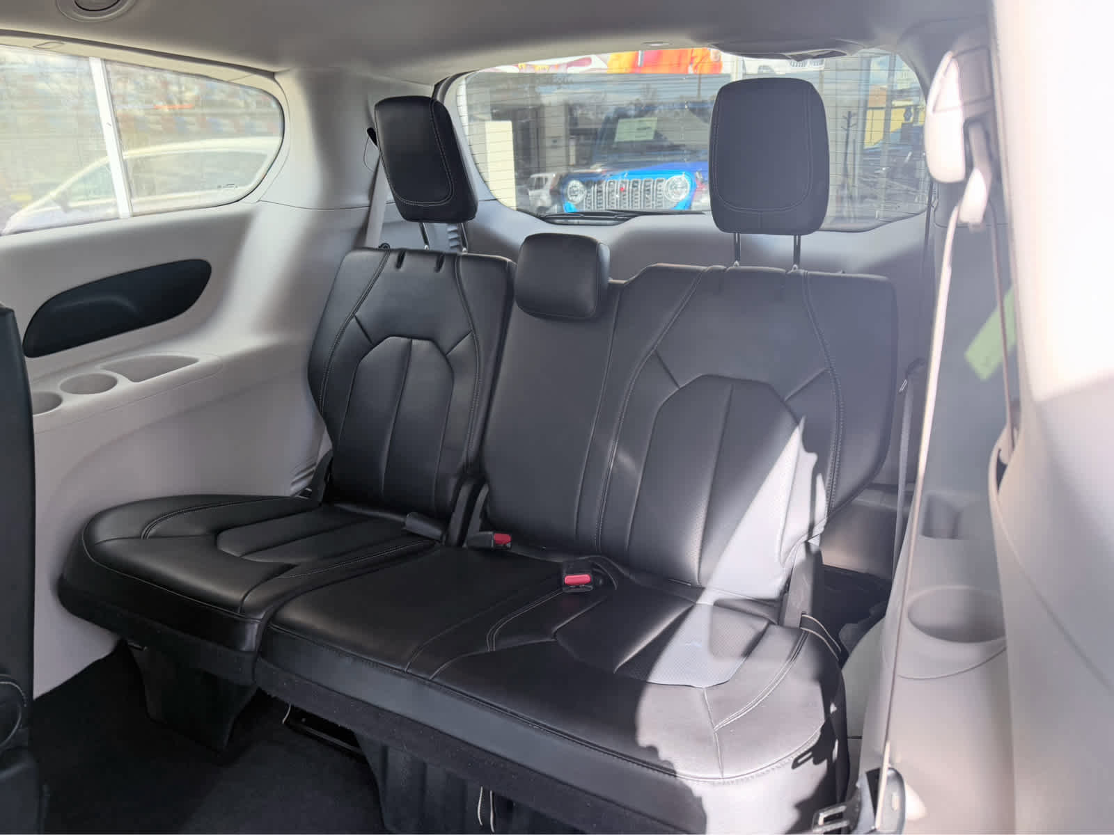 Used 2023 Chrysler Pacifica Touring-L image 14