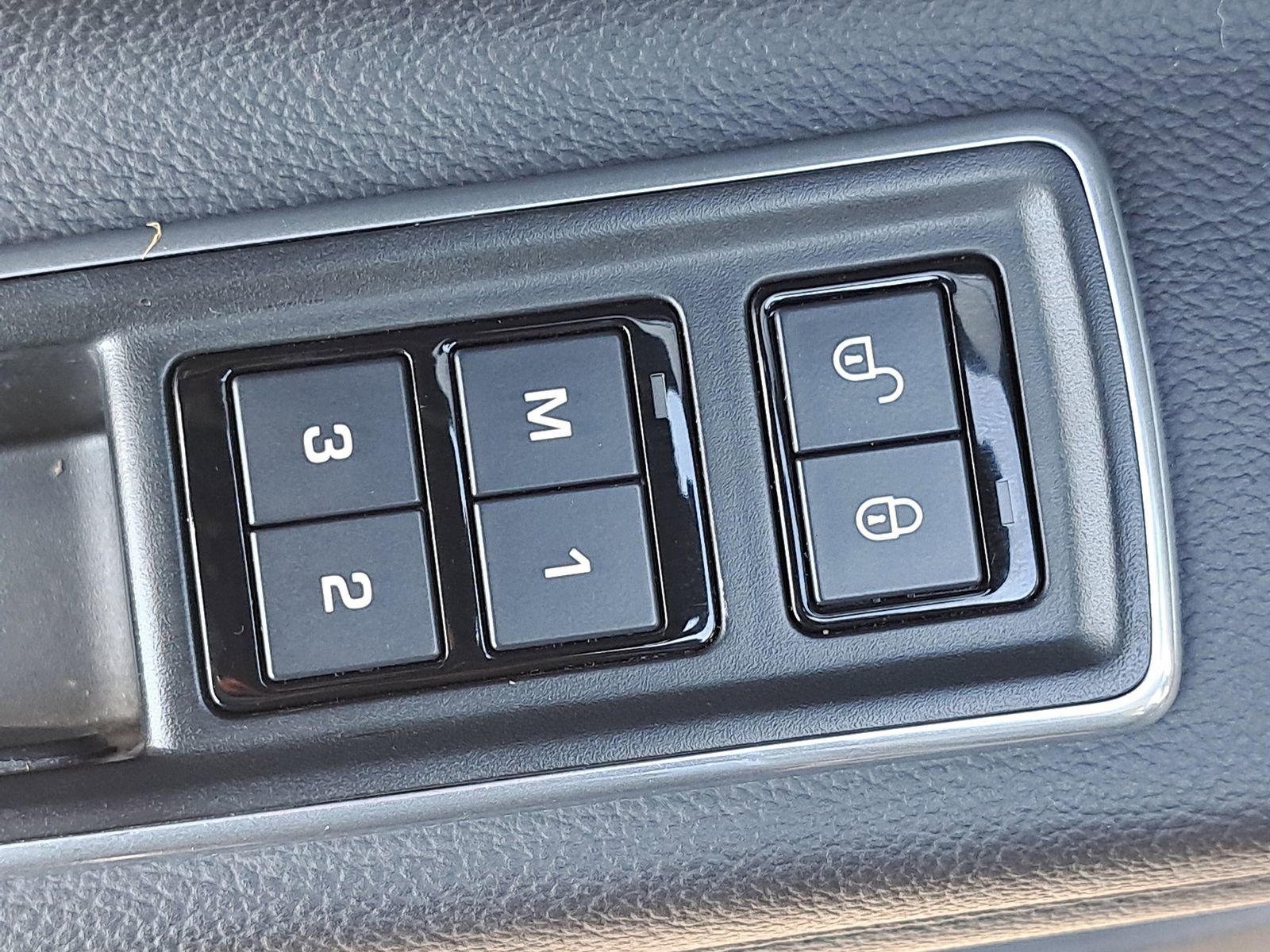 Used 2019 Jaguar XF Prestige image 31