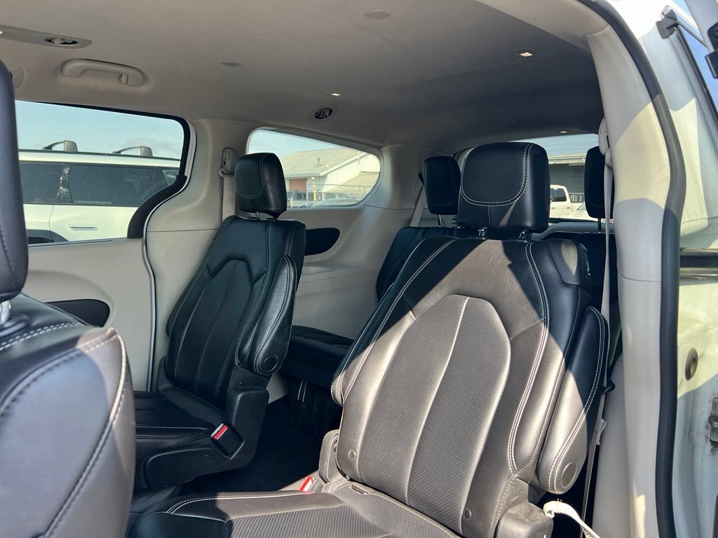 Used 2023 Chrysler Pacifica Touring-L FWD image 9