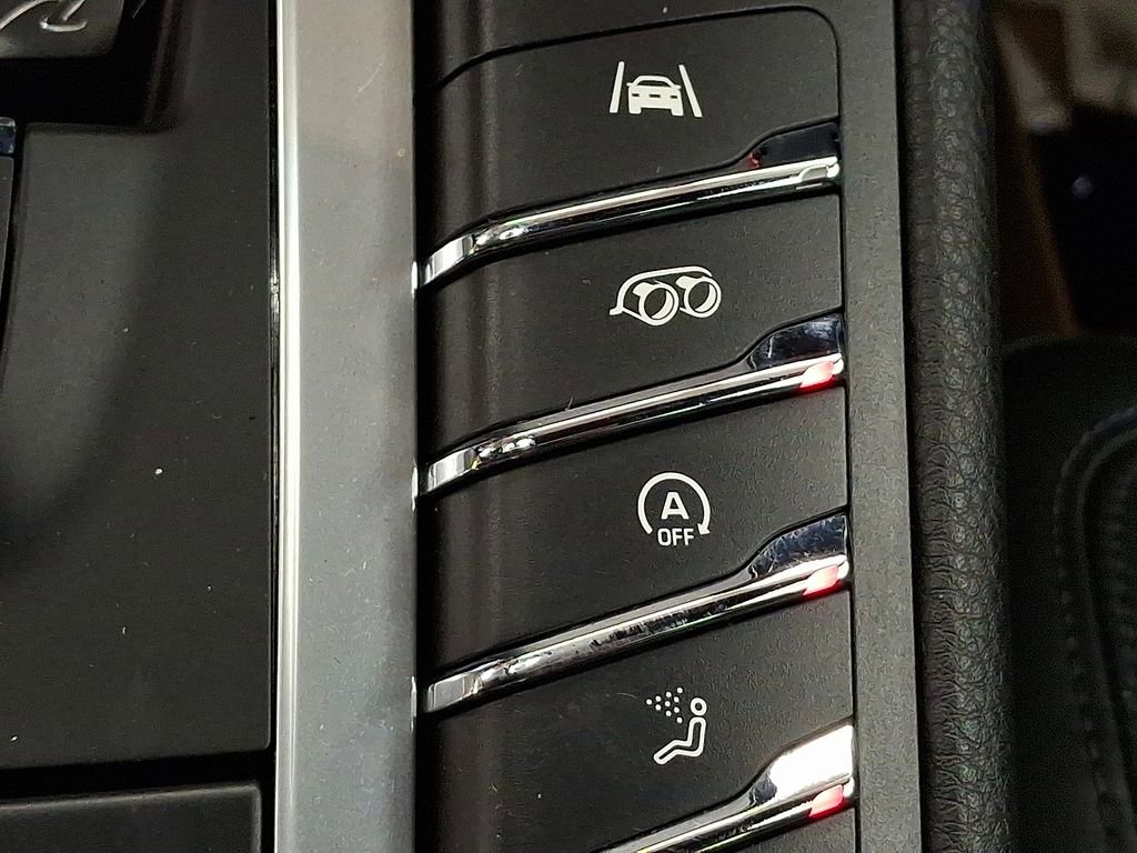 Used 2021 Porsche Macan Turbo image 17