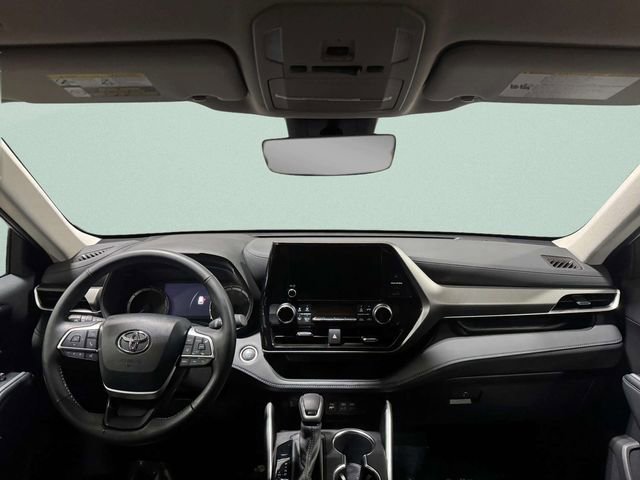 Used 2024 Toyota Highlander LE image 11