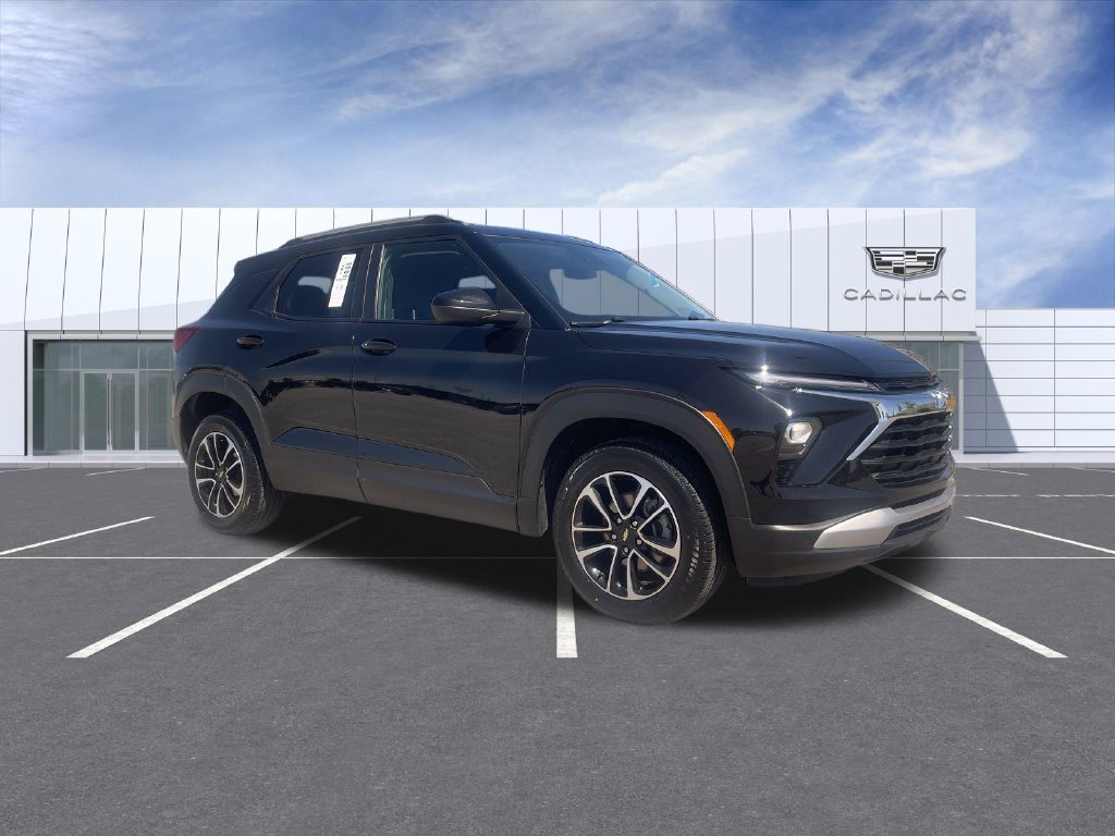 Used 2025 Chevrolet TrailBlazer LT AWD/4WD image 2
