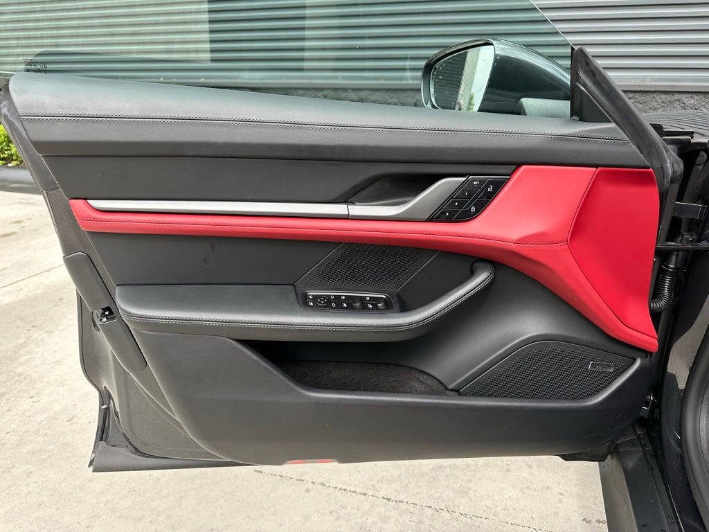 Used 2025 Porsche Taycan image 18