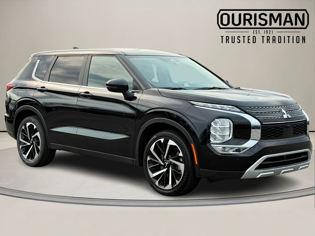 Used 2024 Mitsubishi Outlander SE image 1
